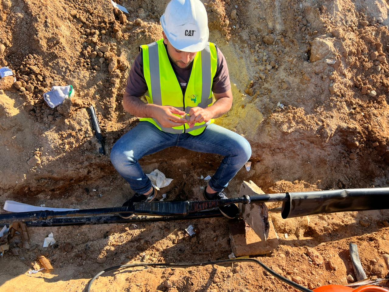 فني كهرباء جدة أثناء العمل